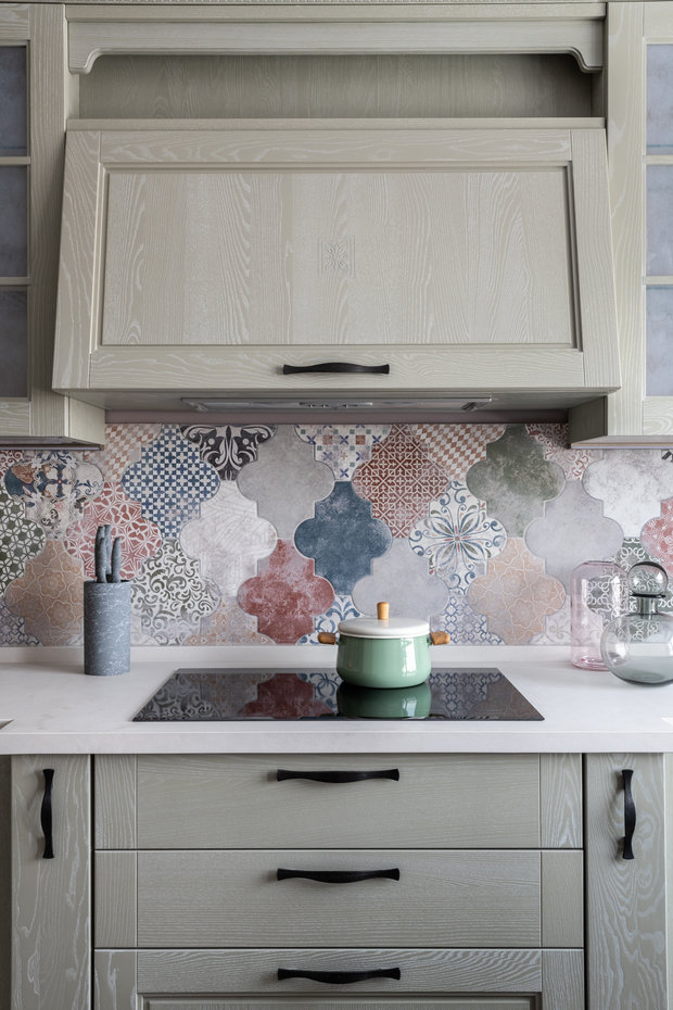 Фотография: Кухня и столовая в стиле Прованс и Кантри, Квартира, Проект недели, Москва, 3 комнаты, Более 90 метров, Sella Interior and Design, Светлана Цисвилер – фото на INMYROOM