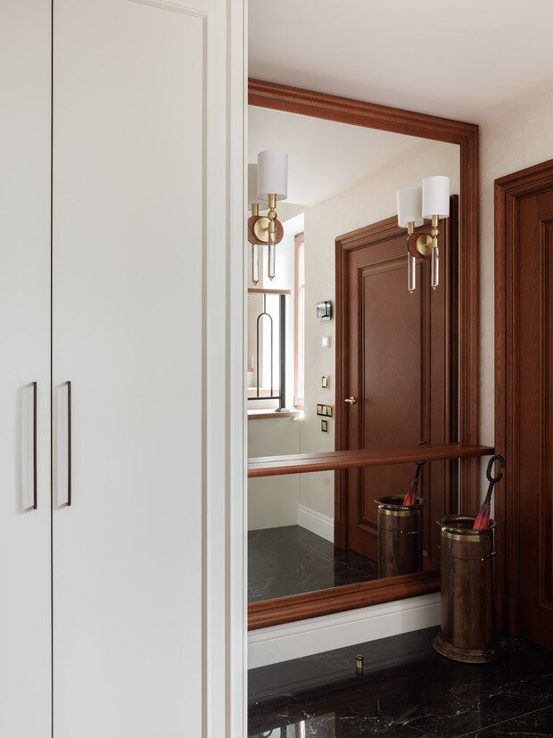 Фотография: Прихожая в стиле Классический, Современный, Эклектика, Квартира, Проект дня, Санкт-Петербург, Кирпичный дом, 4 и больше, Более 90 метров, Эксклюзивные проекты, современный с элементами классики и роскоши, Елена Куртина, Жанна Тульнова – фото на INMYROOM