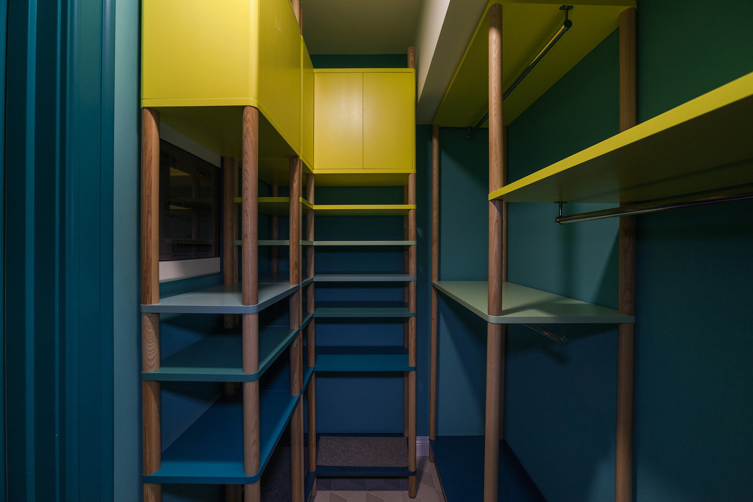 Фотография: Гардеробная в стиле Современный, Скандинавский, Квартира, Проект недели, Москва, Николай Никитин, Сталинка, 3 комнаты, 60-90 метров – фото на INMYROOM