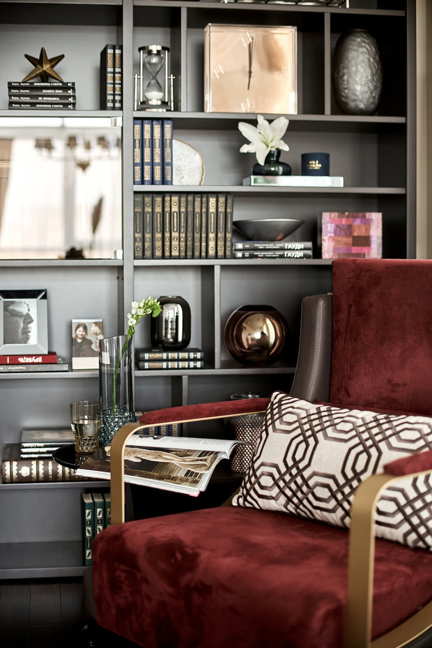 Фотография: Гостиная в стиле Современный, Эклектика, Квартира, Проект недели, Красный, Бежевый, Синий, Коричневый, Санкт-Петербург, Наталия Худая, Кирпичный дом, 3 комнаты, Более 90 метров – фото на INMYROOM