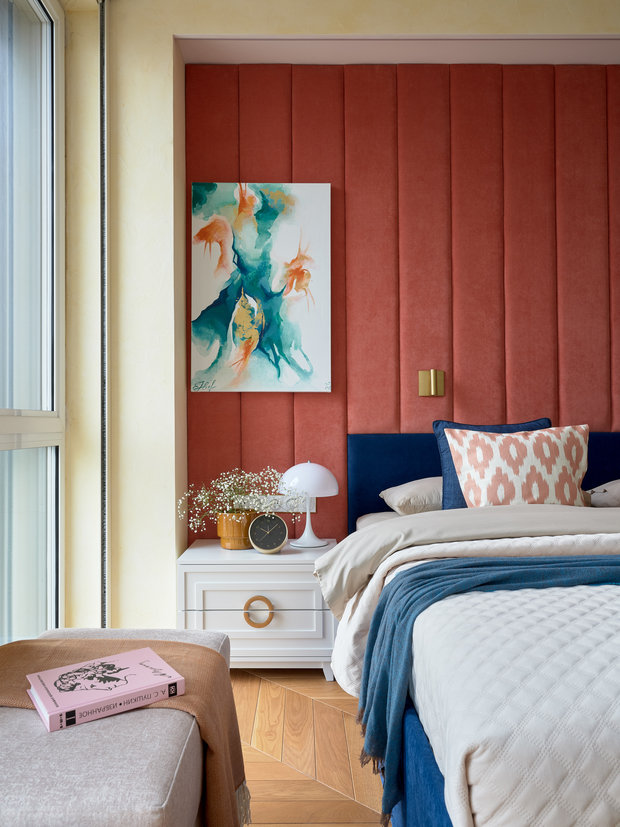 В спальне изголовье выполнено из мягких панелей не только для комфорта и эстетики, но и для шумоизоляции.