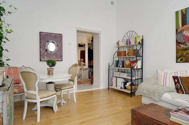 Фотография: Гостиная в стиле Скандинавский, Малогабаритная квартира, Квартира, Швеция, Франция, Дома и квартиры – фото на INMYROOM