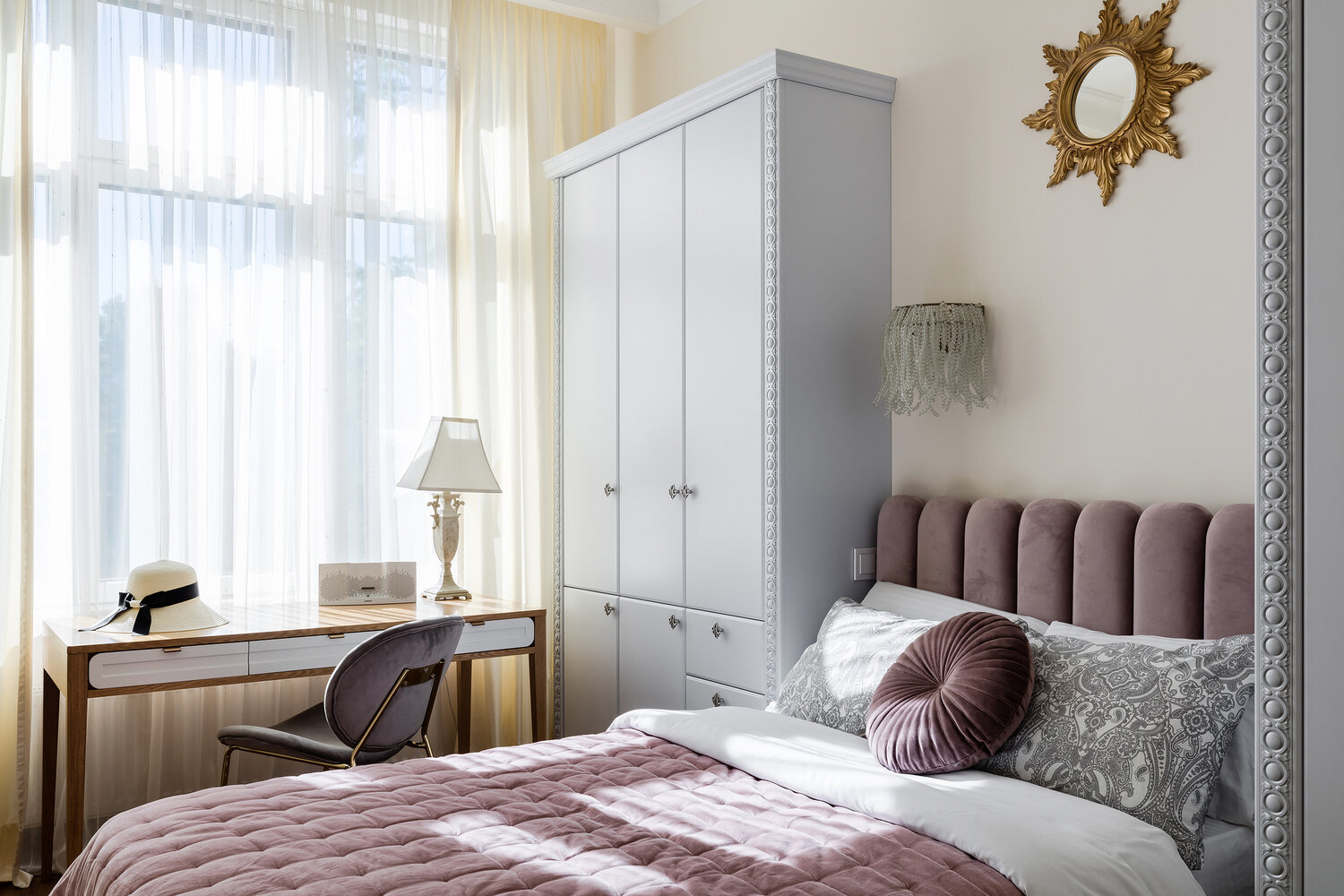 Комнату дочери сделали романтичной. Сюда отлично вписалась кровать с мягким изголовьем нежно-розового цвета. Комнату дочери сделали романтичной. Сюда отлично вписалась кровать с мягким изголовьем нежно-розового цвета.