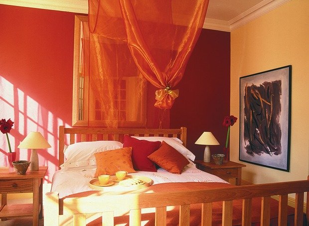 Фотография: Спальня в стиле Прованс и Кантри, Декор интерьера, Дизайн интерьера, Цвет в интерьере, Красный – фото на INMYROOM