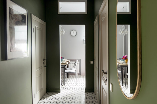 От двери между кухней и коридором отказались, чтобы впустить естественный свет внутрь квартиры.