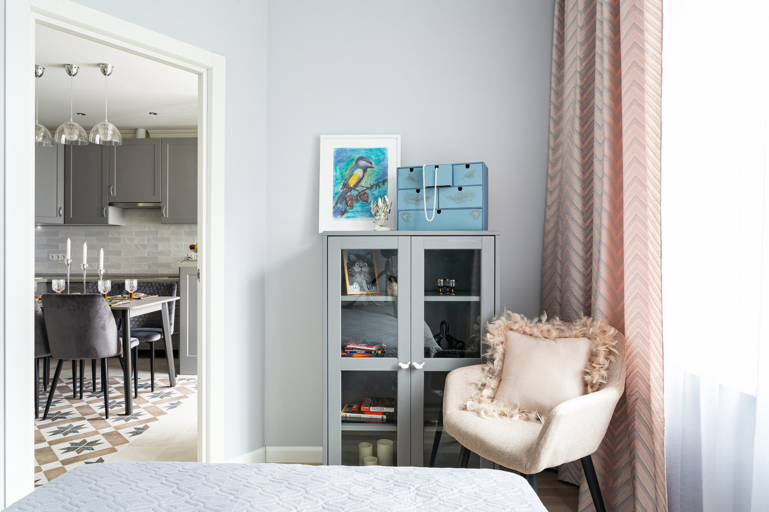 Фотография: Спальня в стиле Современный, Малогабаритная квартира, Квартира, Проект недели, Москва, 1 комната, до 40 метров, Ирина Долганова – фото на INMYROOM Фотография: Спальня в стиле Современный, Малогабаритная квартира, Квартира, Проект недели, Москва, 1 комната, до 40 метров, Ирина Долганова – фото на INMYROOM