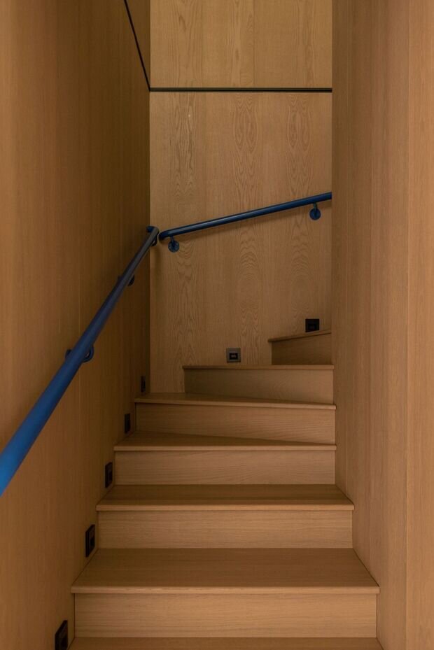  Лестница, соединяющая общественную и приватную зоны, отделана шпоном дуба.