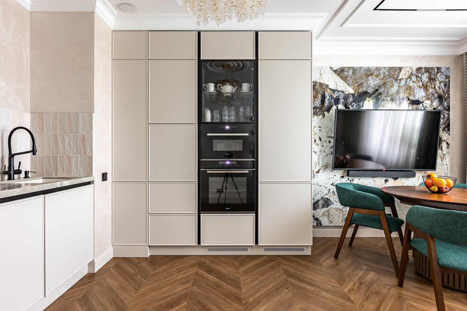 Фотография: Кухня и столовая в стиле Классический, Современный, Квартира, Проект недели, 3 комнаты, 60-90 метров – фото на INMYROOM Фотография: Кухня и столовая в стиле Классический, Современный, Квартира, Проект недели, 3 комнаты, 60-90 метров – фото на INMYROOM