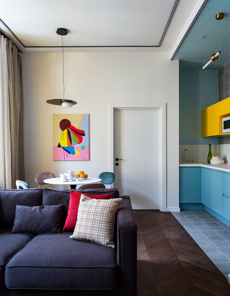 На материале для пола экономить не стали: выбрали инженерную доску с эффектной раскладкой «французская елочка» и частично мелкоформатный керамогранит с популярным принтом терраццо. На потолках везде использован гипсокартон. Интересным решением было выделить потолки тем же цветом, что и стены, создав эффект «коробочки». На материале для пола экономить не стали: выбрали инженерную доску с эффектной раскладкой «французская елочка» и частично мелкоформатный керамогранит с популярным принтом терраццо. На потолках везде использован гипсокартон. Интересным решением было выделить потолки тем же цветом, что и стены, создав эффект «коробочки».