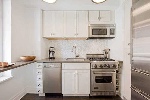 Фотография: Кухня и столовая в стиле Прованс и Кантри, Скандинавский, Интерьер комнат, Системы хранения, Бытовая техника – фото на INMYROOM