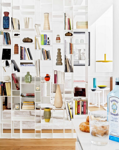 Фотография: Кухня и столовая в стиле Скандинавский, Современный, Декор интерьера, Малогабаритная квартира, Квартира, Дома и квартиры, Советы, Зеркало – фото на INMYROOM Фотография: Кухня и столовая в стиле Скандинавский, Современный, Декор интерьера, Малогабаритная квартира, Квартира, Дома и квартиры, Советы, Зеркало – фото на INMYROOM