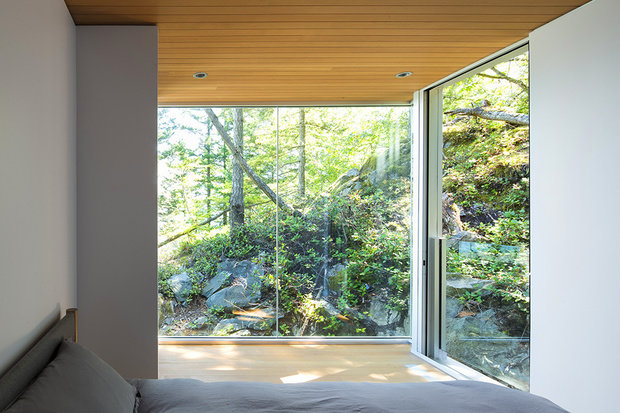 Фотография: Спальня в стиле Современный, Эко, Дом, Канада, Архитектура, Ландшафт, Планировки, Мебель и свет, Терраса, Минимализм, Дача, Дом и дача – фото на INMYROOM