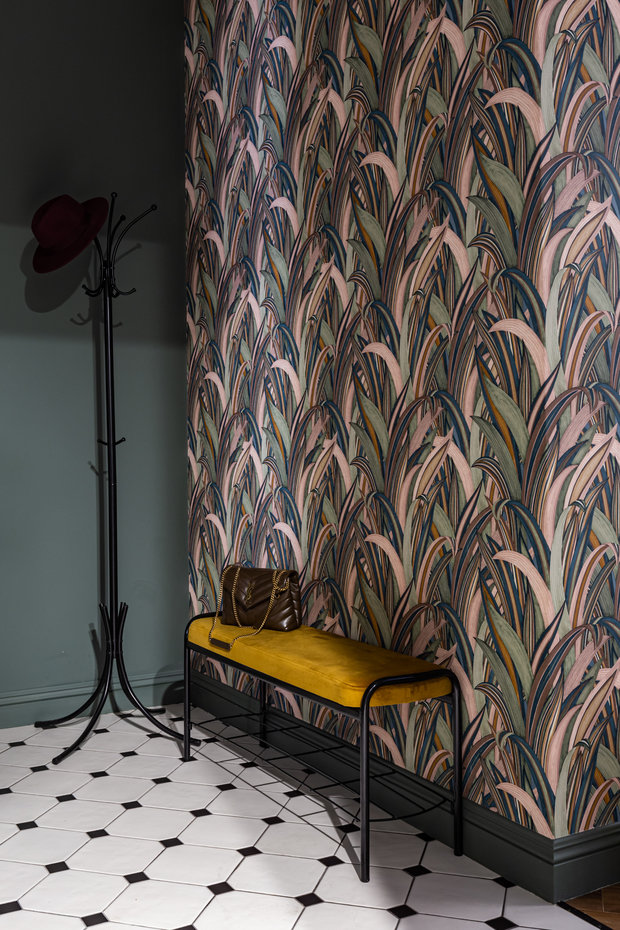 Хранение организовано в гардеробной. Бюджет на ее оснащение предполагался минимальный, потому решено было остановиться на гардеробной системе из «Леруа Мерлен», которая полностью удовлетворила требования как по бюджету, так и по функционалу.