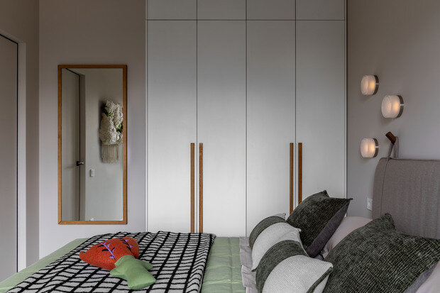 Фотография: Спальня в стиле Современный, Малогабаритная квартира, Квартира, Проект дня, Москва, 1 комната, 40-60 метров, Ирина Долганова, современный с элементами минимализма и скандинавского стиля – фото на INMYROOM