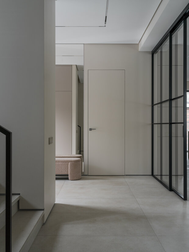 Фотография: Прихожая в стиле Современный, Минимализм, Дом, Проект дня, Дом и дача, Московская область, 4 и больше, Более 90 метров, минимализм с элементами современного дизайна, Ксения Котельникова – фото на INMYROOM