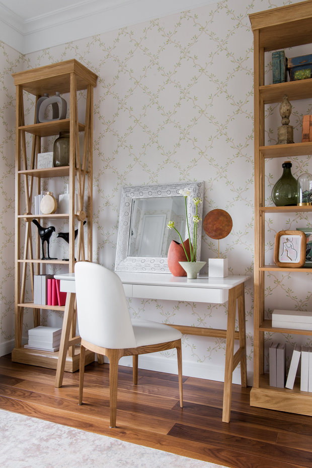 Мебель в рабочей зоне выполнена из дерева в современном стиле.