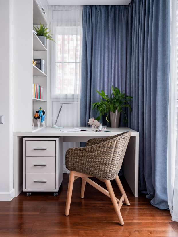 В рабочей зоне предусмотрели не только рабочий стол, но и открытый стеллаж для книг и вещей первой необходимости.