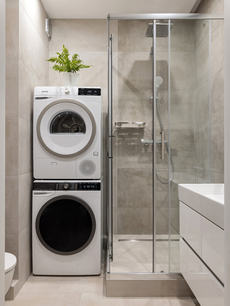 В обоих санузлах расположена встроенная душевая, хозяева квартиры не принимают ванну. В гостевом санузле установили также стиральную и сушильную машины. В обоих санузлах расположена встроенная душевая, хозяева квартиры не принимают ванну. В гостевом санузле установили также стиральную и сушильную машины.