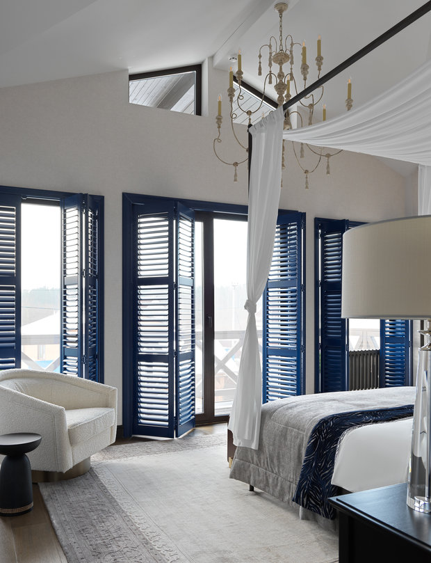 Для создания целостности интерьера цвет использован только в отделке в сочетании с монохромной мебелью: глубокий синий, оттенки серого и трюфель. Обстановка получилась элегантной, но с уютной, домашней атмосферой.