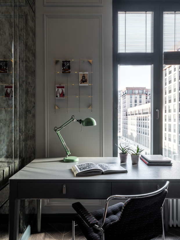 У окна встал рабочий стол, лавка-подоконник с подушками заменила диван.