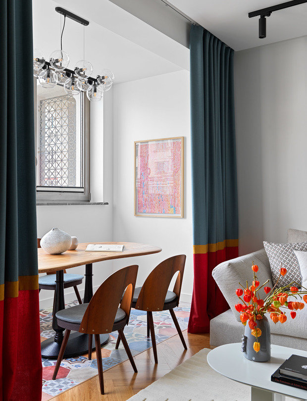 Обеденный стол выполнили на заказ по эскизам дизайнера и подобрали к нему винтажные стулья.