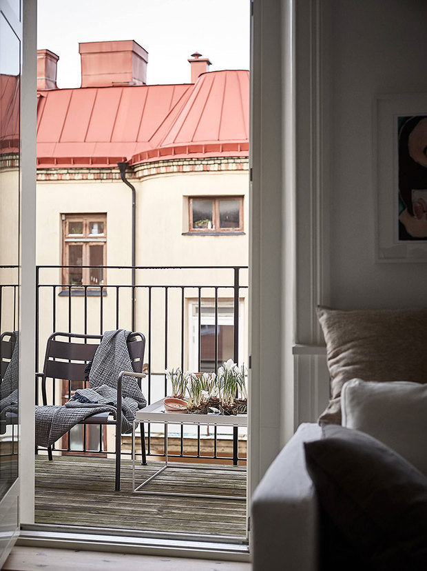 Фотография: Балкон в стиле Минимализм, Лофт, Современный, Эклектика, Декор и DIY, Квартира, Швеция, Декор, Мебель и свет, Белый, Гетеборг, 1 комната, до 40 метров, Эмма Фишер – фото на INMYROOM