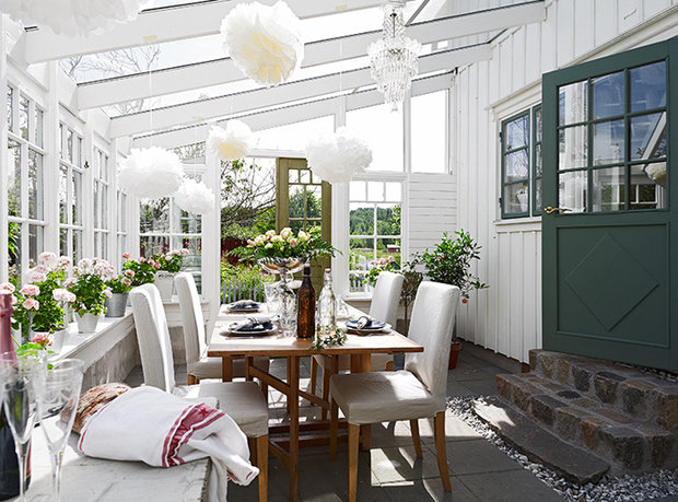 Фотография: Балкон, Терраса в стиле Скандинавский, Декор интерьера, Дом, Мебель и свет, Цвет в интерьере, Дома и квартиры, Белый, Дача – фото на INMYROOM