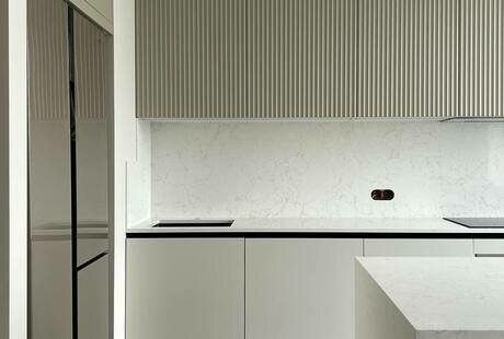 Столешница с фартуком и остров из кварцевого агломерата Vicostone Valley White