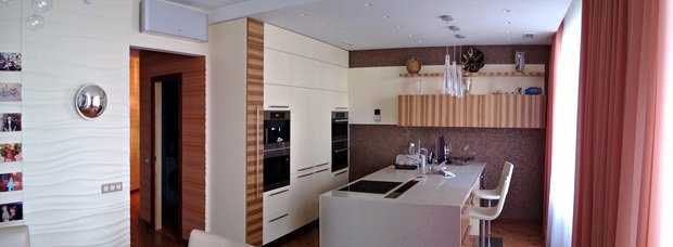 Интерьер кухни в современном стиле с белыми фасадами и деревянными элементами