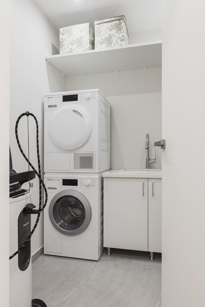 Фотография: Ванная в стиле Минимализм, Современный, Квартира, Проект недели, Москва, Монолитный дом, 4 и больше, Более 90 метров, Максим Новиньков, INMYROOM_ВИДЕО, INMYROOM TV – фото на INMYROOM Фотография: Ванная в стиле Минимализм, Современный, Квартира, Проект недели, Москва, Монолитный дом, 4 и больше, Более 90 метров, Максим Новиньков, INMYROOM_ВИДЕО, INMYROOM TV – фото на INMYROOM