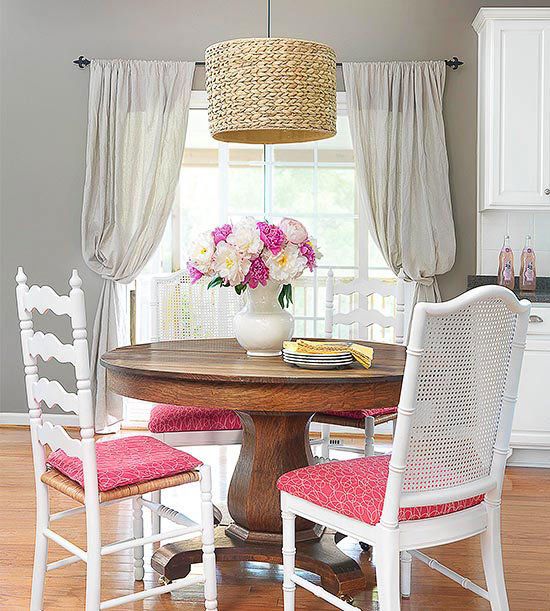 Фотография: Кухня и столовая в стиле Прованс и Кантри, Декор интерьера, Интерьер комнат, Мебель и свет, Цвет в интерьере, Советы, Цветы, Посуда – фото на INMYROOM