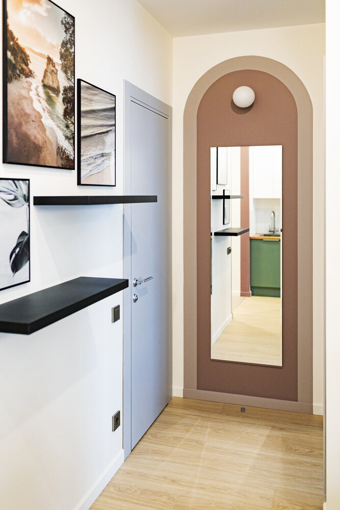 Над зеркалом размещен светильник с датчиком движения, который выполняет функцию ночной подсветки.