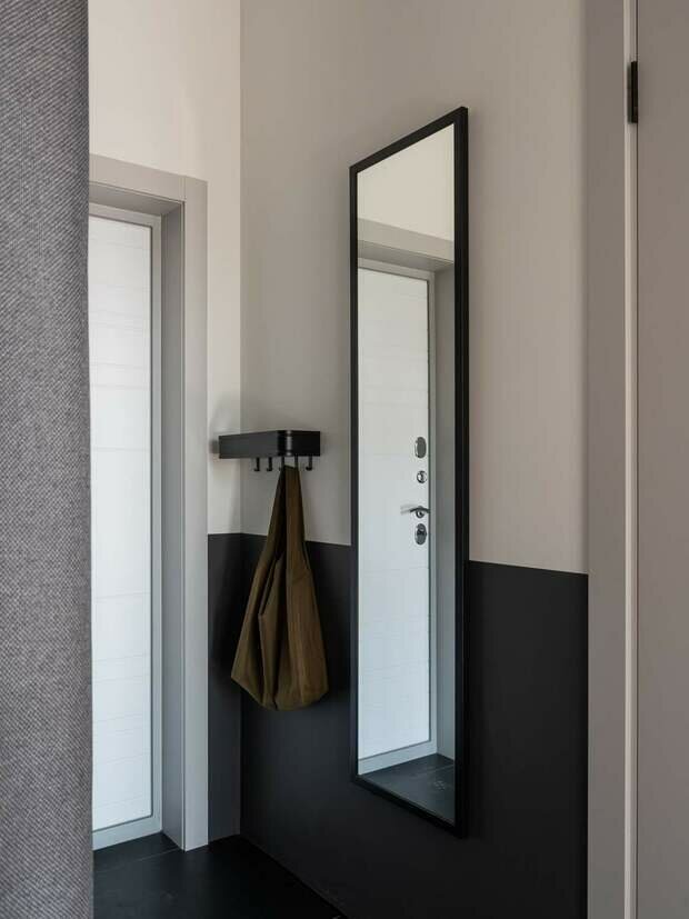 Прихожая очень минималистичная. За шторой прячется открытый стеллаж для разнообразного хранения: от верхней одежды до пылесоса.