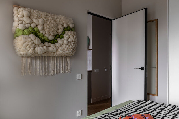Фотография: Спальня в стиле Современный, Малогабаритная квартира, Квартира, Проект дня, Москва, 1 комната, 40-60 метров, Ирина Долганова, современный с элементами минимализма и скандинавского стиля – фото на INMYROOM