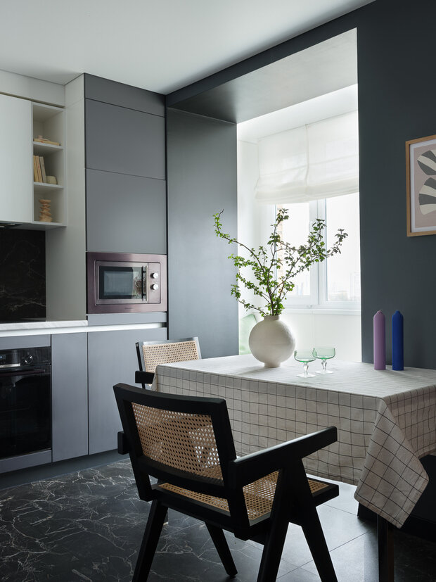 Пол в кухне и лоджии, а также фартук на кухне выполнены из одного и того же керамогранита, что задает единство стилю в квартире.