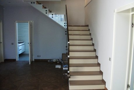 Стеклянные перила с деревянным поручнем под заказ (495)998-73-71 http://marshag.ru