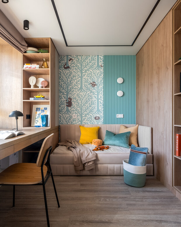 Диван-кровать временно служит местом для отдыха и чтения для заказчиков, а в будущем станет полноценной кроватью длиной 170 см для сна ребенка. 