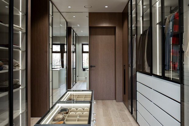 Фотография: Гардеробная в стиле Современный, Минимализм, Дом, Проект дня, Дом и дача, Московская область, 4 и больше, Более 90 метров, Барвиха, современный с элементами классики и роскоши – фото на INMYROOM
