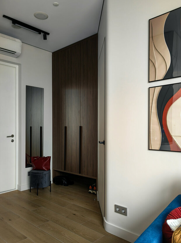 Фотография: Прихожая в стиле Современный, Малогабаритная квартира, Квартира, Проект дня, Москва, Монолитный дом, 1 комната, до 40 метров, Юлия Гордеева, современный с элементами минимализма и скандинавского стиля, ЖК «Логос» – фото на INMYROOM