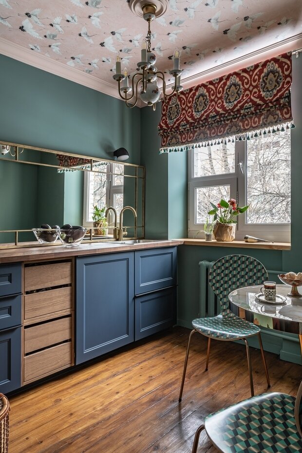 Потолок оформили розовыми обоями с журавлями, они создают отпускной вайб. 