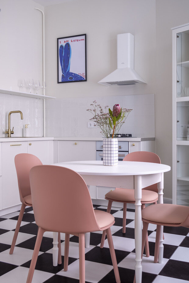 Фотография: Кухня и столовая в стиле Современный, Эклектика, Квартира, Проект дня, Санкт-Петербург, Кирпичный дом, 2 комнаты, 60-90 метров, современный с элементами минимализма и арт-деко, Постели Ковёр – фото на INMYROOM