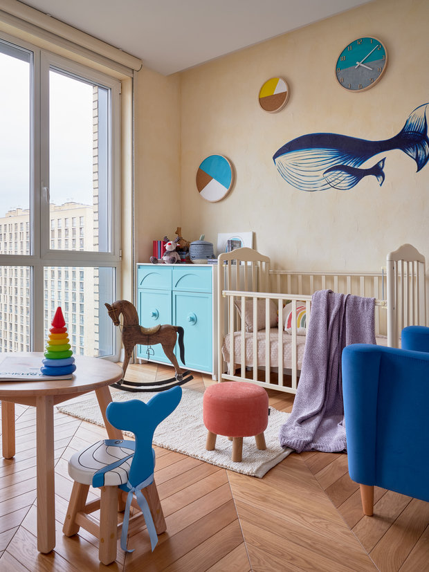 Стульчик с синим китом в детской выполнен на заказ по эскизам дизайнера — это отдельная любовь заказчиков.