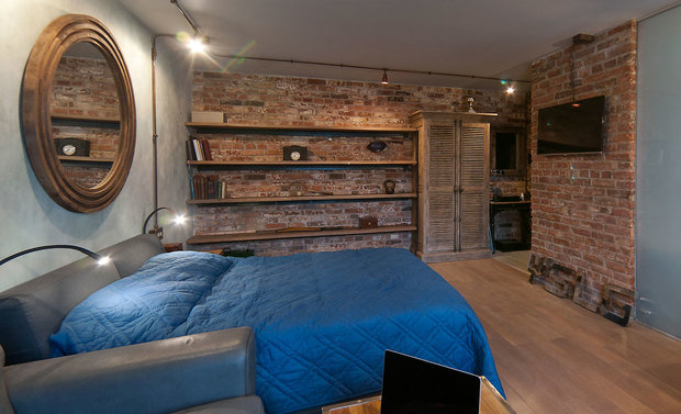 Фотография: Спальня в стиле Лофт, Малогабаритная квартира, Квартира, Студия, Планировки, BoConcept, Gramercy Home, SIEMENS, Мебель и свет, Перепланировка, Москва, Синий, Серый, Коричневый, BAXTER, Bosh, Manders, Provenza, Lehome Vintage, Migliore, Aldo Bernardi, Rosbri, Sir Edward Johns, Chadder, St. James, Империя паркета, Merediani, DeSede, Home Concept, Industriart, Елена Королева – фото на INMYROOM