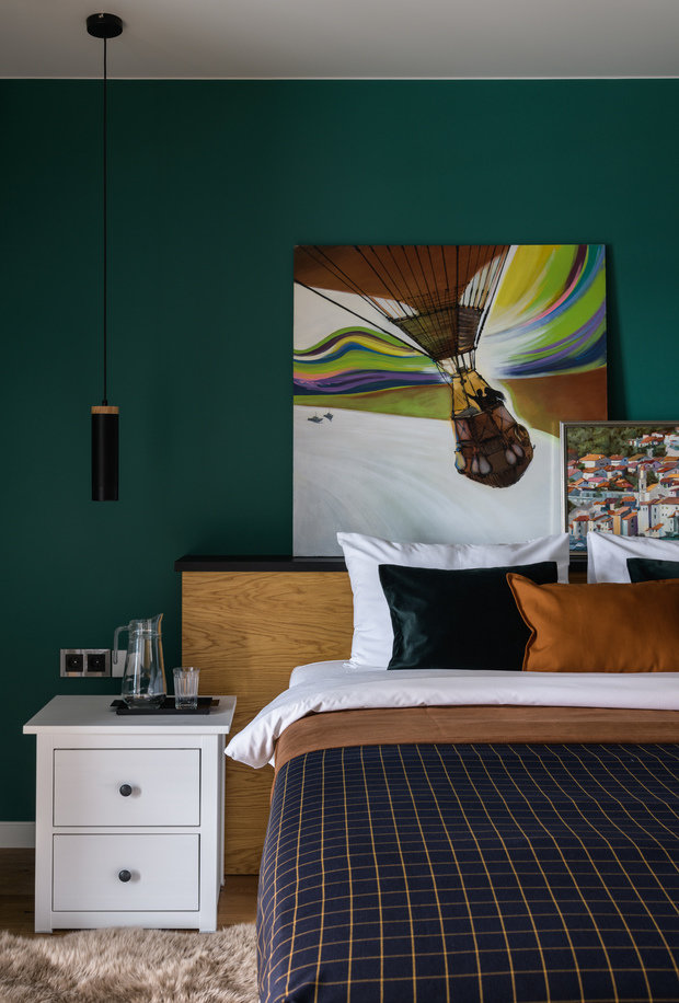 Изголовье кровати в спальне, скамейка и столик на балконе выполнены на заказ в столярной мастерской по эскизам дизайнера.