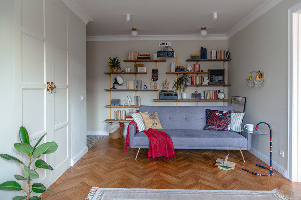 Диван появился на коллажах одним из первых: очень необычная модель сдержанного серого цвета, с игривой красной строчкой и пуговицами, с золотистыми ножками. Но было непонятно, насколько он удобен в использовании. Опасения были напрасны: спать на нем оказалось достаточно комфортно, и все основное время он радует глаз. 