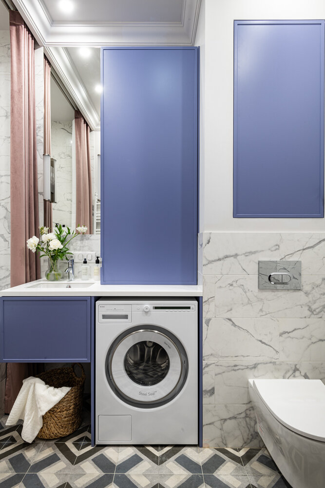 В качестве отделки комнаты были выбраны плитка и покраска — плитка под белый мрамор и нежно-серые стены. В зоне ванны плитку выложили до потолка. В остальной части помещения — на высоту 125 см.