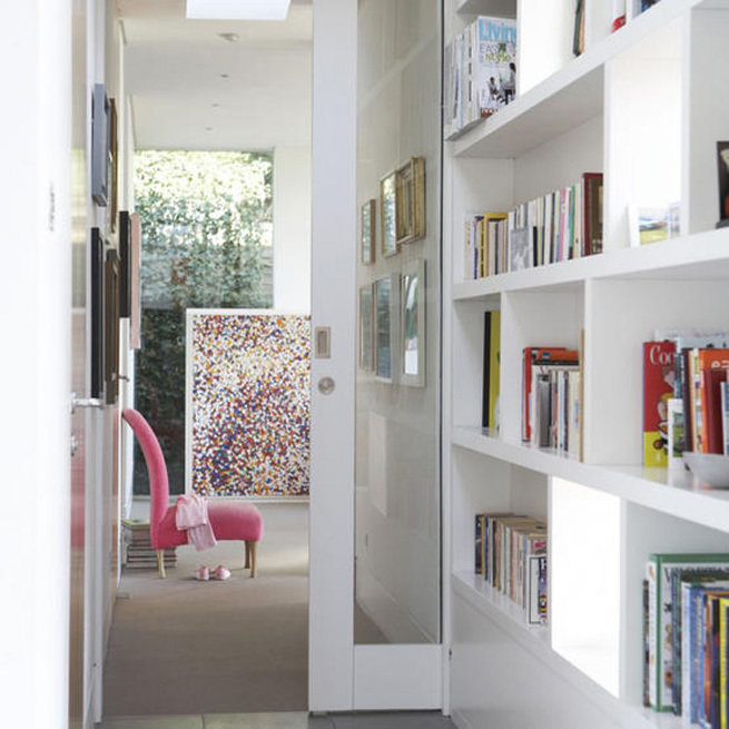 Фотография: в стиле Скандинавский, Современный, Системы хранения, Библиотека, Домашняя библиотека – фото на INMYROOM Фотография: в стиле Скандинавский, Современный, Системы хранения, Библиотека, Домашняя библиотека – фото на INMYROOM