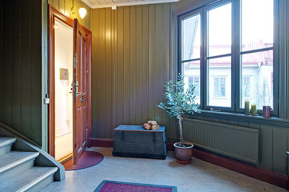 Фотография: Прихожая в стиле Прованс и Кантри, Квартира, Цвет в интерьере, Дома и квартиры, Белый, Камин – фото на INMYROOM