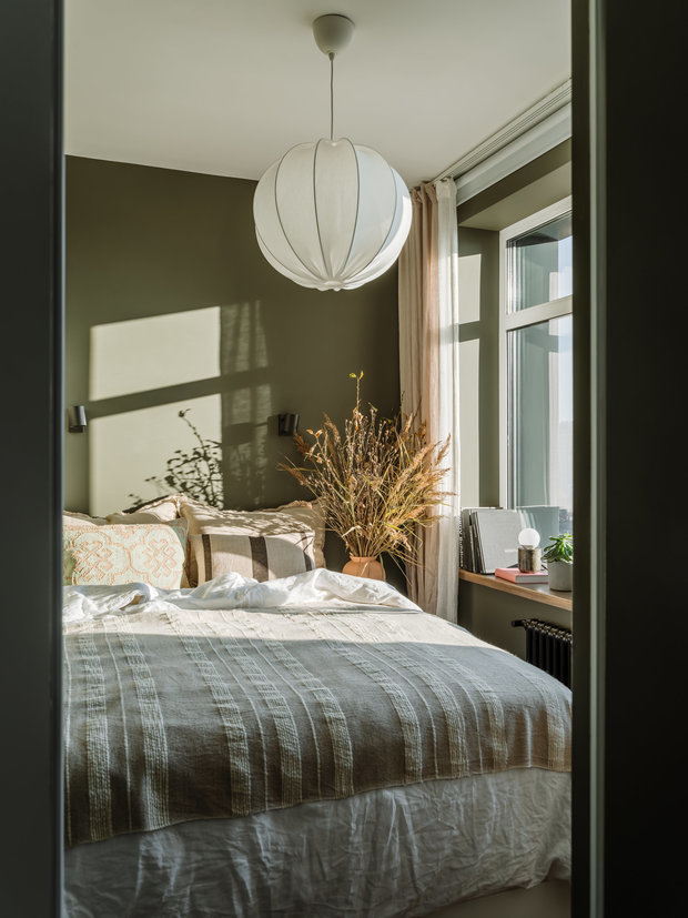 Спальня получилась компактной, но очень уютной.