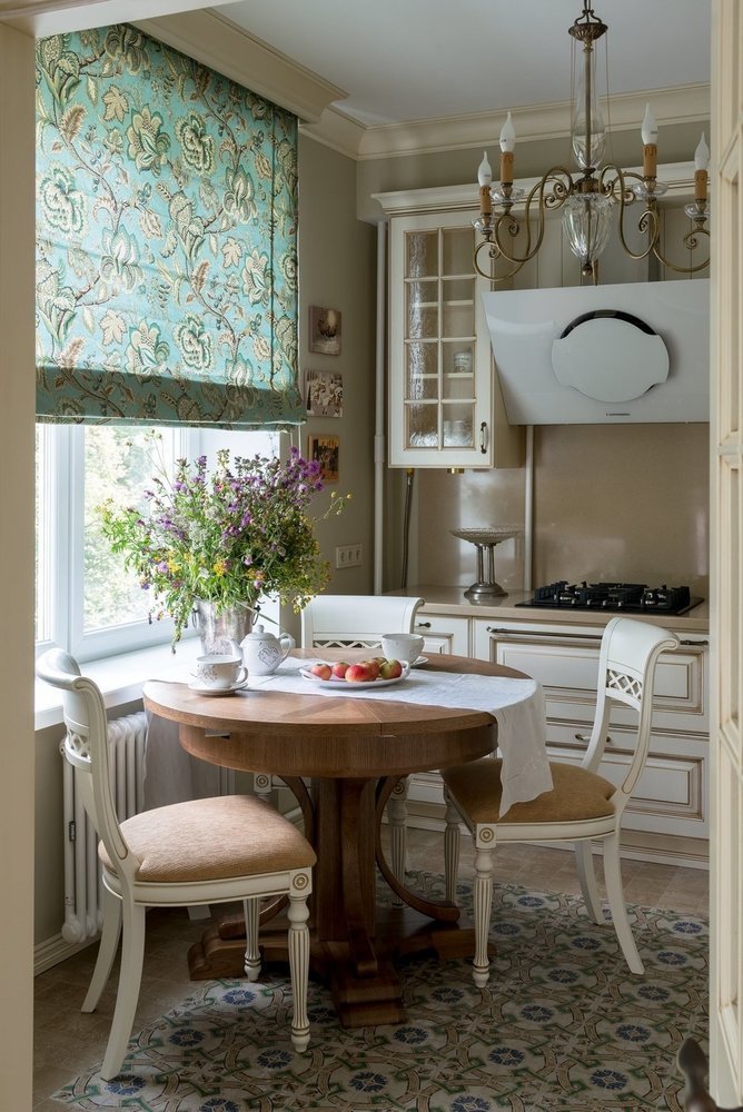 Фотография: Кухня и столовая в стиле Прованс и Кантри, Классический, Современный, Декор интерьера, Сталинка – фото на INMYROOM Фотография: Кухня и столовая в стиле Прованс и Кантри, Классический, Современный, Декор интерьера, Сталинка – фото на INMYROOM